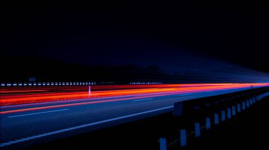 Gece arabaların ışıkları. uzun pozlama, ışık çizgileri