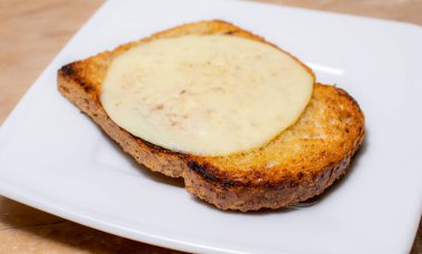 Kahvaltıda peynirli tost, kızarmış ekmek.