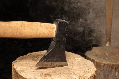 kütük içinde sıkışmış bir balta