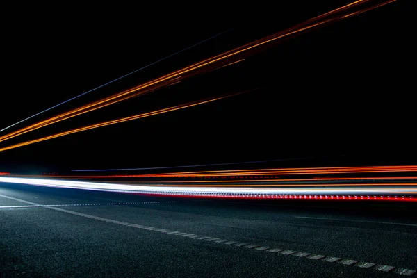 Gece arabaların ışıkları. uzun pozlama.