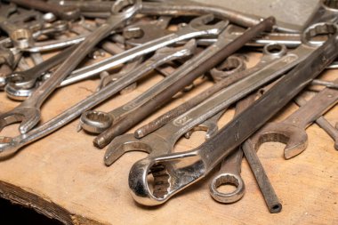 Atölyedeki bir karmaşada vidalar için anahtarlar