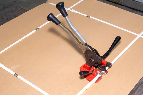 Nakliye için paketlerin elle bağlanması