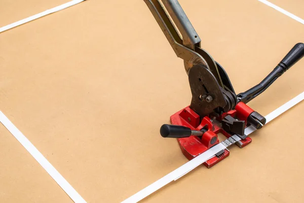 Nakliye için paketlerin elle bağlanması