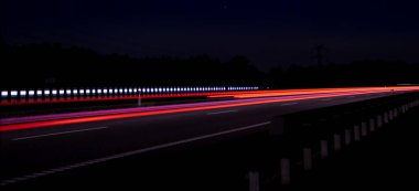 Gece arabaların ışıkları. uzun pozlama, ışık çizgileri