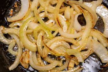 bir tavada kızarmış soğan