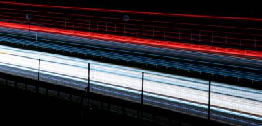 Gece arabaların ışıkları. uzun pozlama