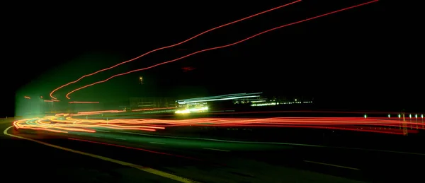 夜の道路灯 夜間の移動車のライト 長い露出赤青緑 — ストック写真