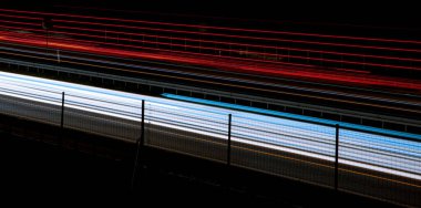 Gece arabaların ışıkları. uzun pozlama