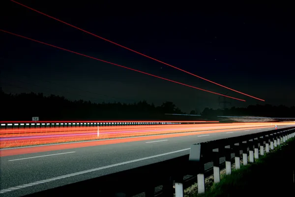 Gece arabaların ışıkları. uzun pozlama, ışık çizgileri