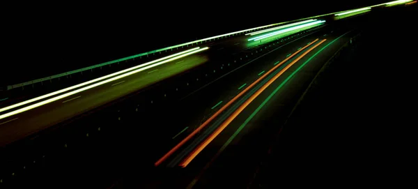 夜の道路灯 夜間の移動車のライト 長い露出赤青緑オレンジ — ストック写真