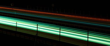 Gece arabaların ışıkları. uzun pozlama