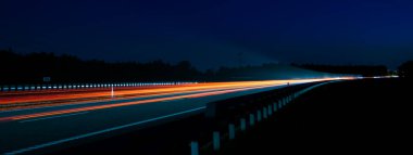 Gece arabaların ışıkları. uzun pozlama, ışık çizgileri