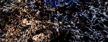 Geceleri suyun üzerindeki ışıklar.