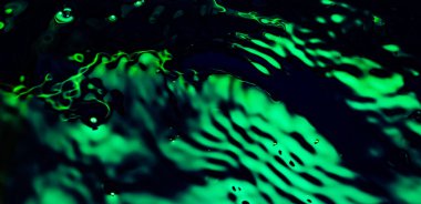 Mavi su aynası. Dalgalanan su yüzeyinin soyut arkaplanı