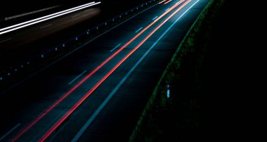 Gece lambaları. Geceleri hareket halindeki arabaların ışıkları. Uzun pozlama kırmızı, mavi, yeşil, turuncu.