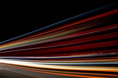 Gece arabaların ışıkları. uzun pozlama.