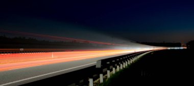 Gece arabaların ışıkları. uzun pozlama, ışık çizgileri