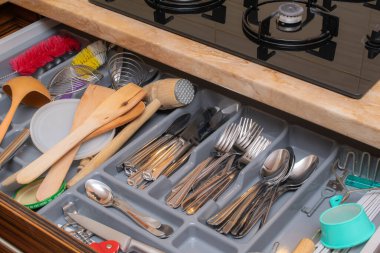 Mutfak aletleri, kaşıklar ve çatallarla dolu bir çekmece.