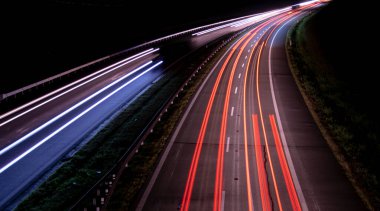 Gece lambaları. Geceleri hareket halindeki arabaların ışıkları. Uzun pozlama kırmızı, mavi, yeşil, turuncu.