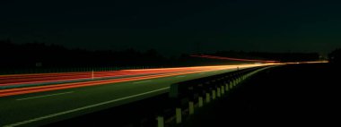 Gece arabaların ışıkları. uzun pozlama, ışık çizgileri