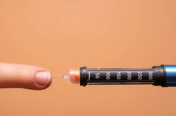 Wstrzykiwacz Insuliny Igłą Dłoni — Zdjęcie stockowe