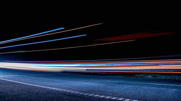 Gece arabaların ışıkları. uzun pozlama.