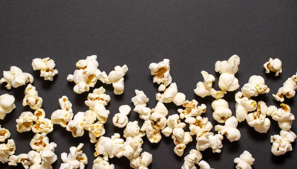 Popcorn Svart Bakgrund — Stockfoto