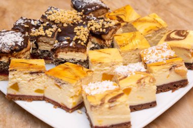 Misafirler için bir tabak kek.