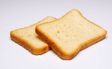 Beyaz arkaplanda rusk dilimleri