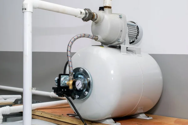 Çiftliğe su sağlamak için hidrofor.