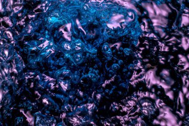 Su aynası. Dalgalanan su yüzeyinin soyut arkaplanı