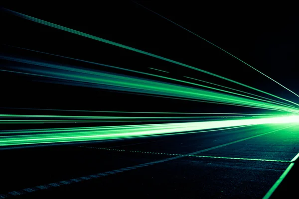 Gece arabaların ışıkları. uzun pozlama