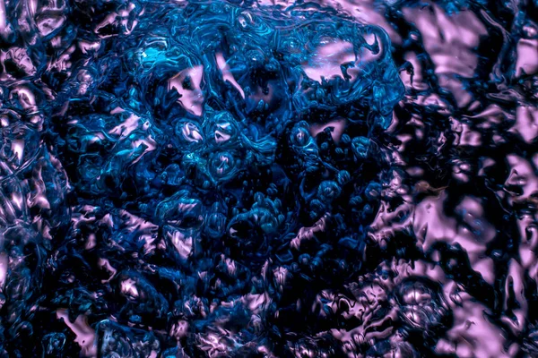 Su aynası. Dalgalanan su yüzeyinin soyut arkaplanı