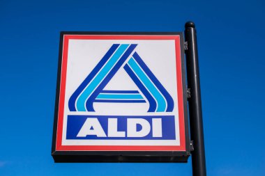 Tarnowskie Gory, Polonya - 07,22,2021 Alman pazarının tabelası Aldi