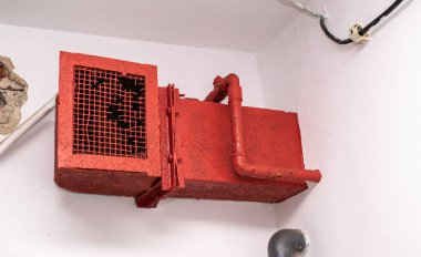 Havalandırma ızgarası tozla tıkanmış.