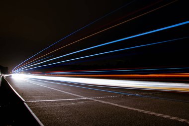 Gece arabaların ışıkları. uzun pozlama