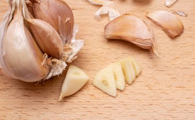 Sarımsak yakın plan. Tahtadaki tokmak, karanfil