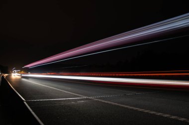 Gece arabaların ışıkları. uzun pozlama