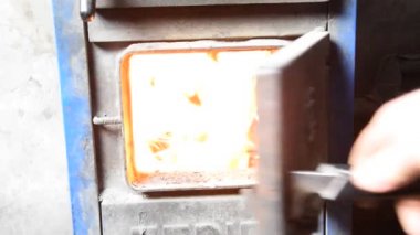 bir fırın içinde yanan kömür