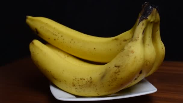 Bananas Amarelas Girando Placa — Vídeo de Stock