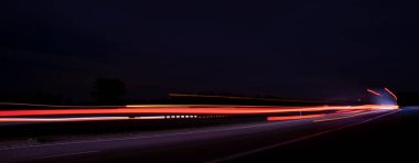 Gece arabaların ışıkları. uzun pozlama