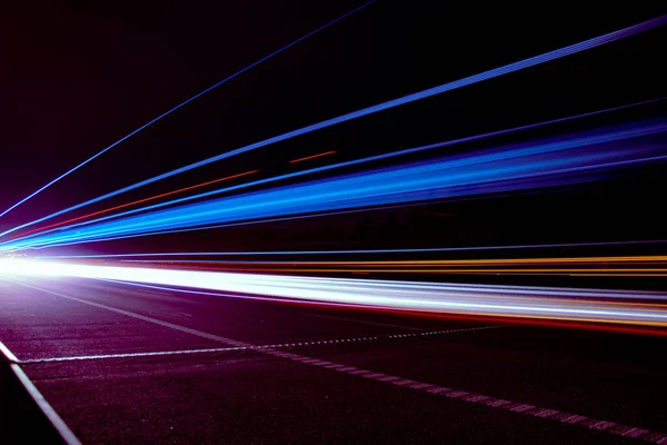 Gece arabaların ışıkları. uzun pozlama