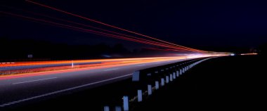 Gece arabaların ışıkları. uzun pozlama, ışık çizgileri