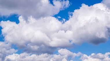 Beyaz bulutlu mavi gökyüzü
