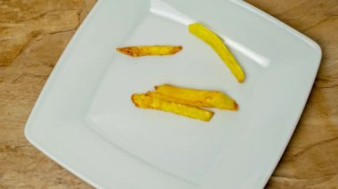 Tabakta patates kızartması, cips