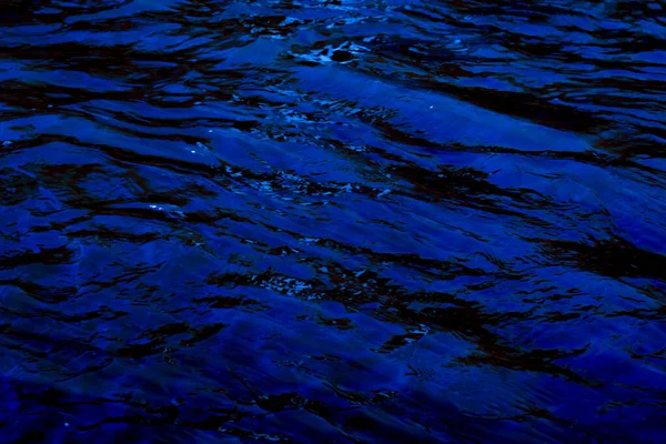 Wellen Auf Der Wasseroberfläche Dunklen Tönen — Stockfoto