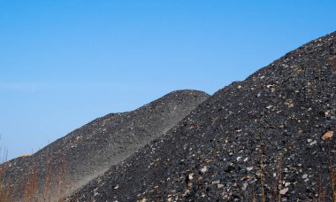 maden yığınları, kum ve taşlar.