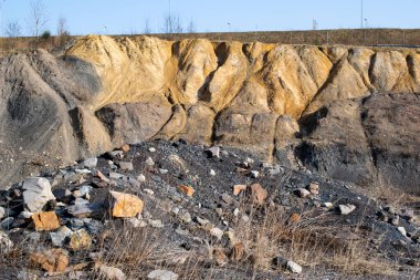 maden yığınları, kum ve taşlar.