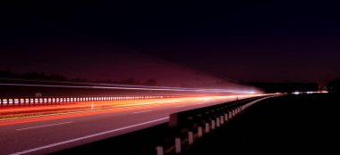 Gece arabaların ışıkları. uzun pozlama, ışık çizgileri