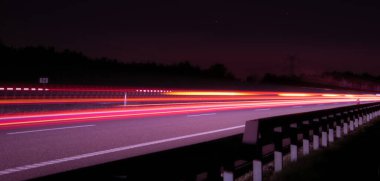 Gece arabaların ışıkları. uzun pozlama, ışık çizgileri